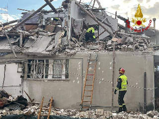 Esplosione in una palazzina a Porto Sant’Elpidio: un morto, un disperso e un ferito estratto vivo